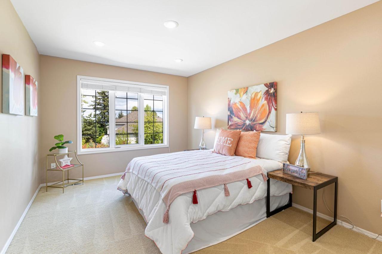 ホテル Upscale Beautiful House In Bellevue, Wa エクステリア 写真